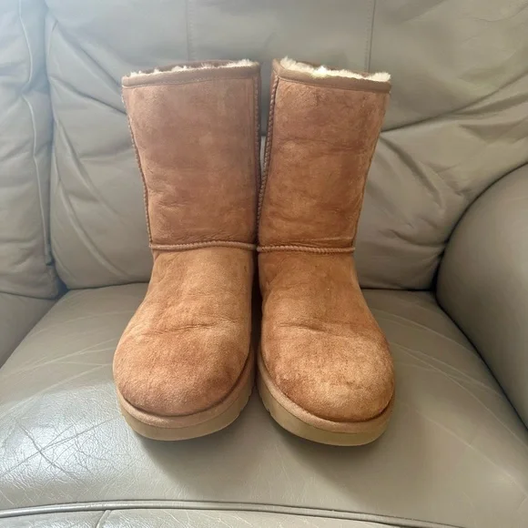 UGG - UGG Classic Shorts II Boots - Great Condition! - Picture 3 of 10